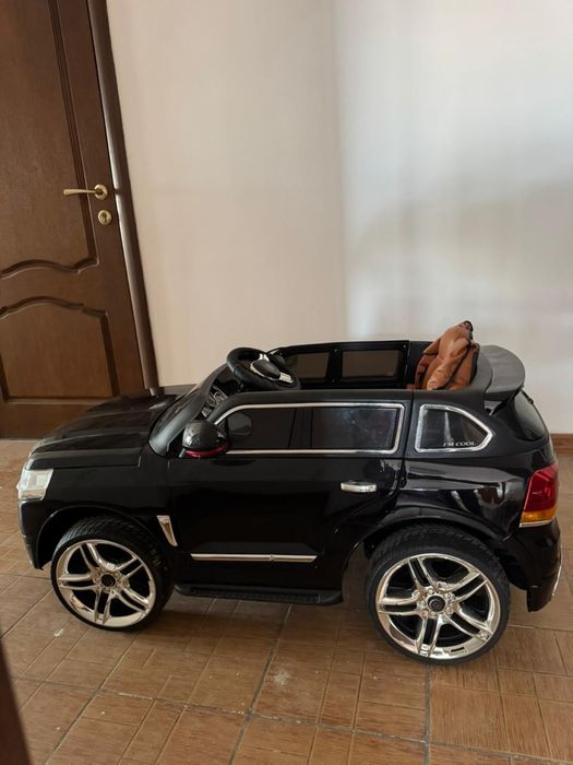 Продаю детский электромобиль