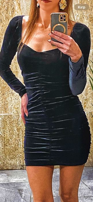 Къса кадифена рокля