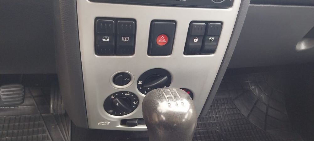 Vând.  Dacia Logan. Full 14 benzina foarte intretinuta