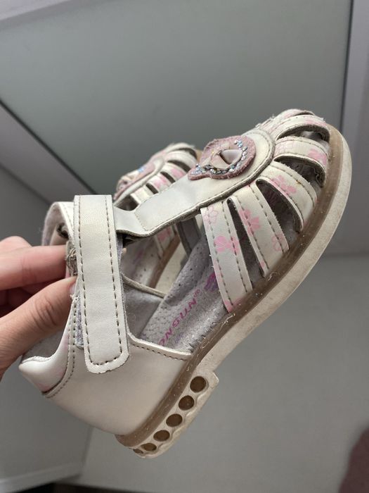 Продам обувь детскую, чешки