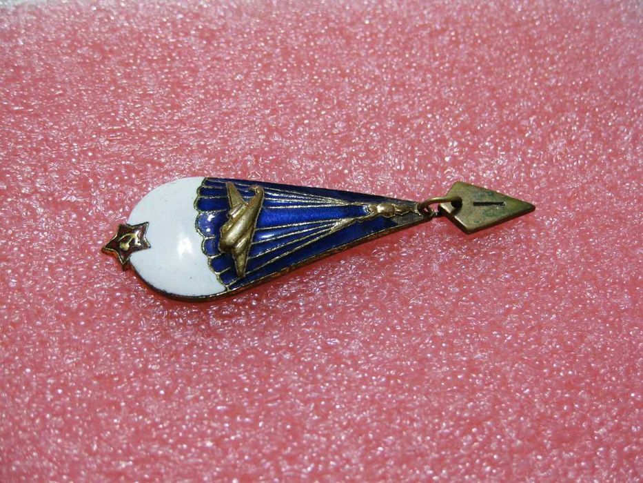 Парашютист - на тяжелом металле.