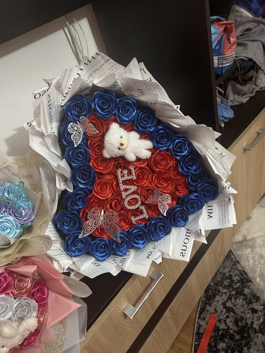 Buchet 51 trandafiri din satin in forma de inima