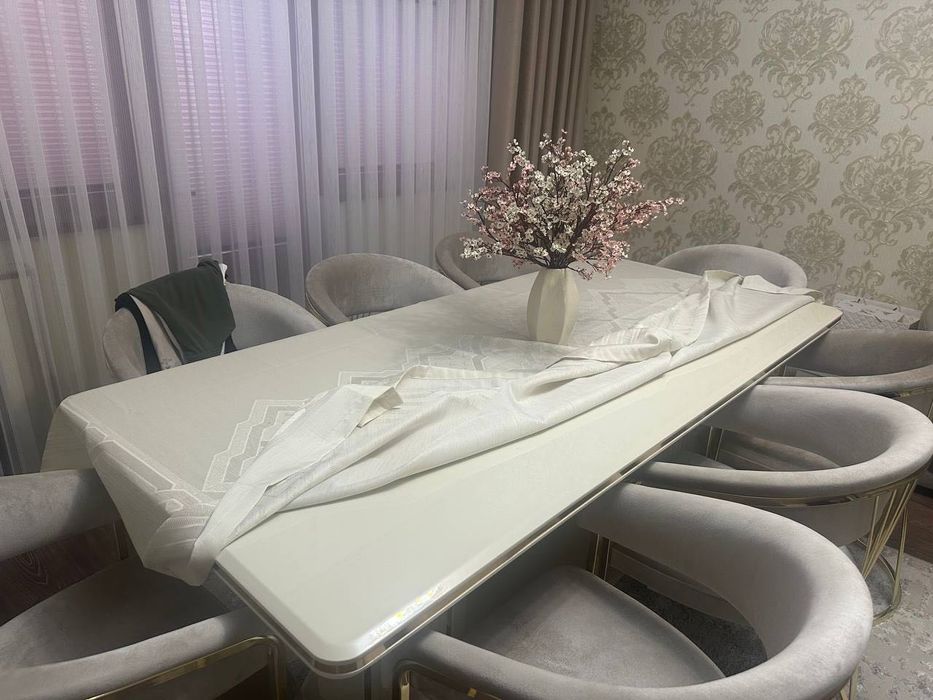 Стол и стулья для гостиной