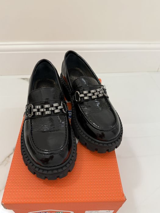 Продам туфли на девочку школьные межсезонные