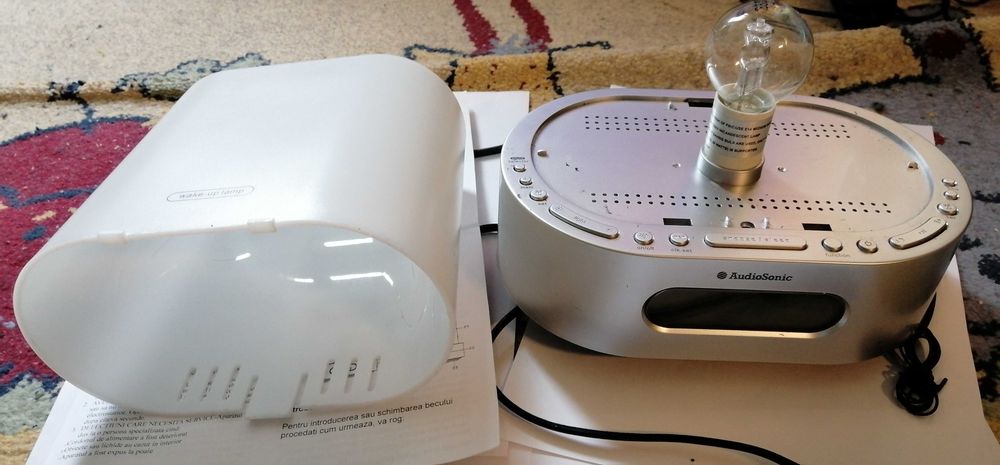 Lampa electronica cu ceas radio bec noua.OFERTA CRACIUN.