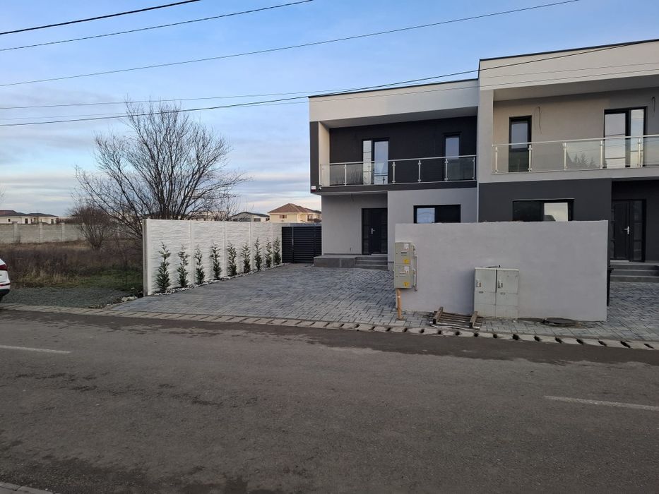 Mai a rămas o jumătate de duplex!