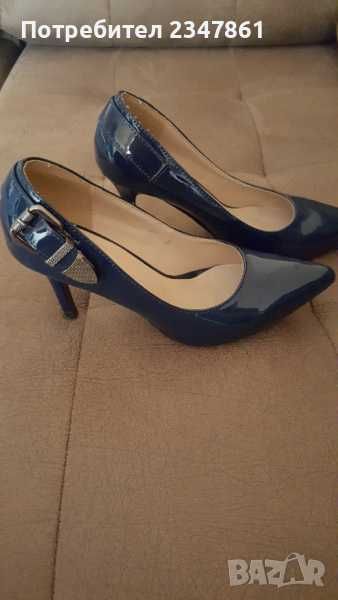 Тъмно сини лачени обувки