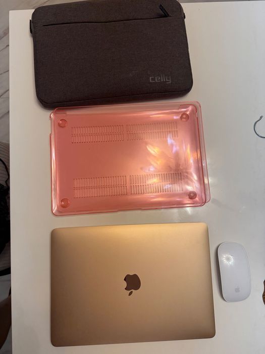 Macbook air 13 цвят Rose gold, 256GB SSD, процесор M1, 8GB рам - като нов! Комплект с мишка Apple Magic Mouse 3,калъф и преносима чанта към него