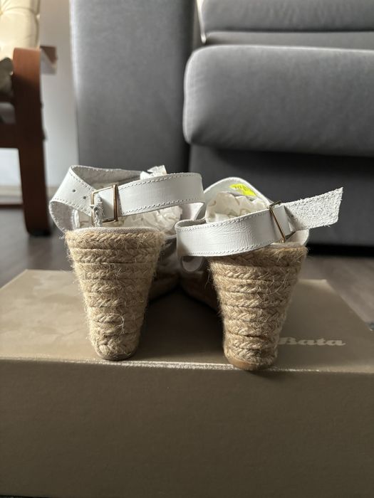 Sandale albe cu plaforma Bata