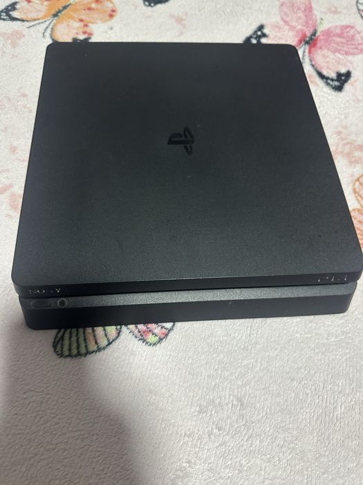 Vand ps4 slim cu 14 jocuri si 3 manete