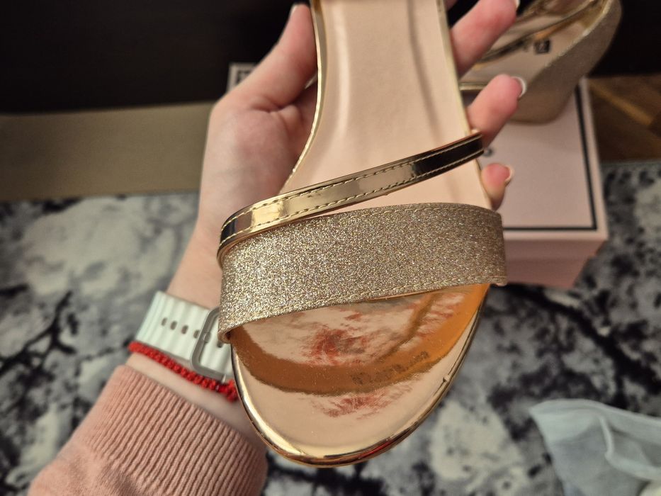 Красиви сандали с брокат