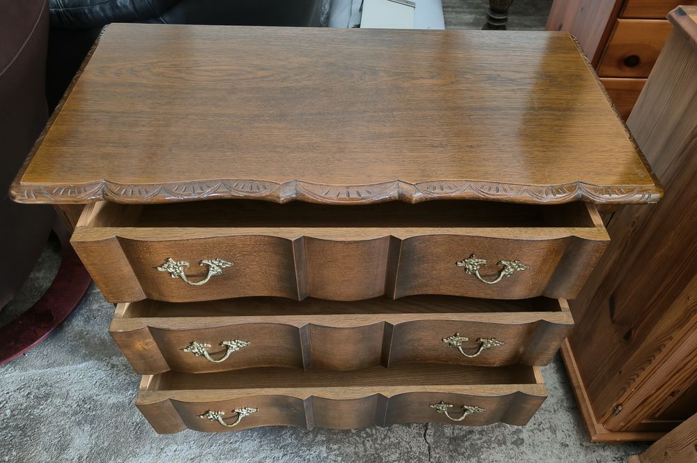 Дъбов комод с месингови дръжки