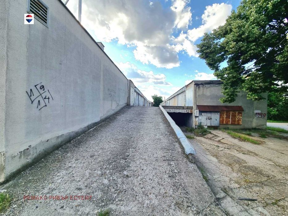 Гараж за продажба кв. Чародейка Юг