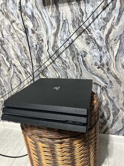 PlayStation 4 PRO 1TB и 2 джойстика