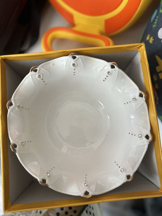 Продам посуды белые тортница,фруктовница