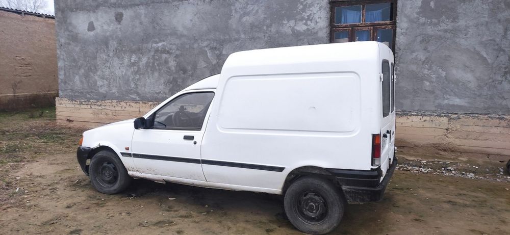 Ford (_kuryer_). Moshina sotildi.