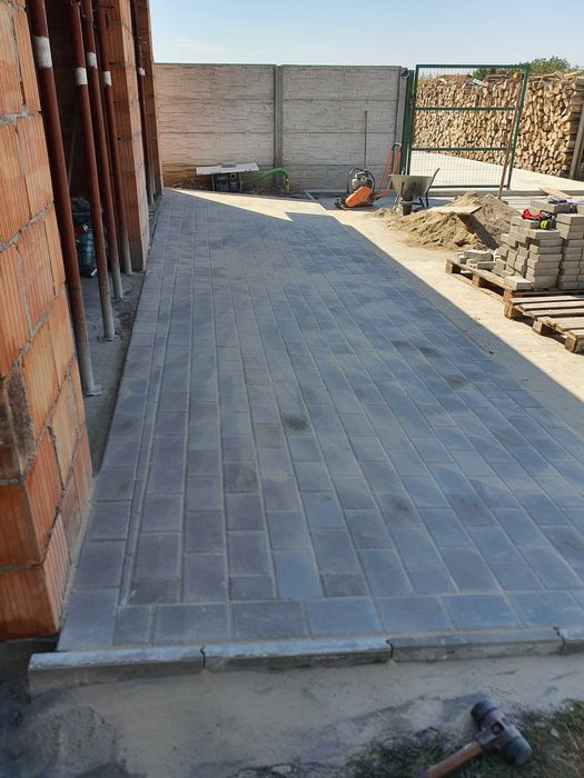 Execut diferite lucrari : sapături , terasamente cu excavator sau făra