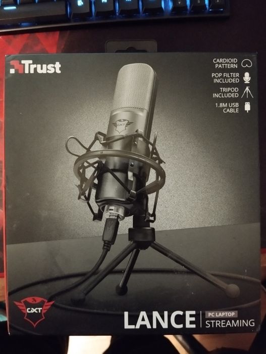 Микрофон със стойка