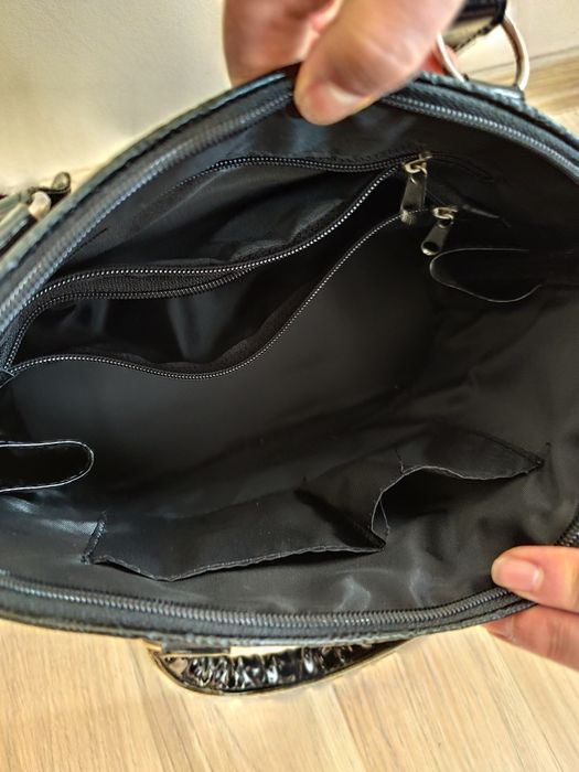Черна чанта с две прегради и два джоба