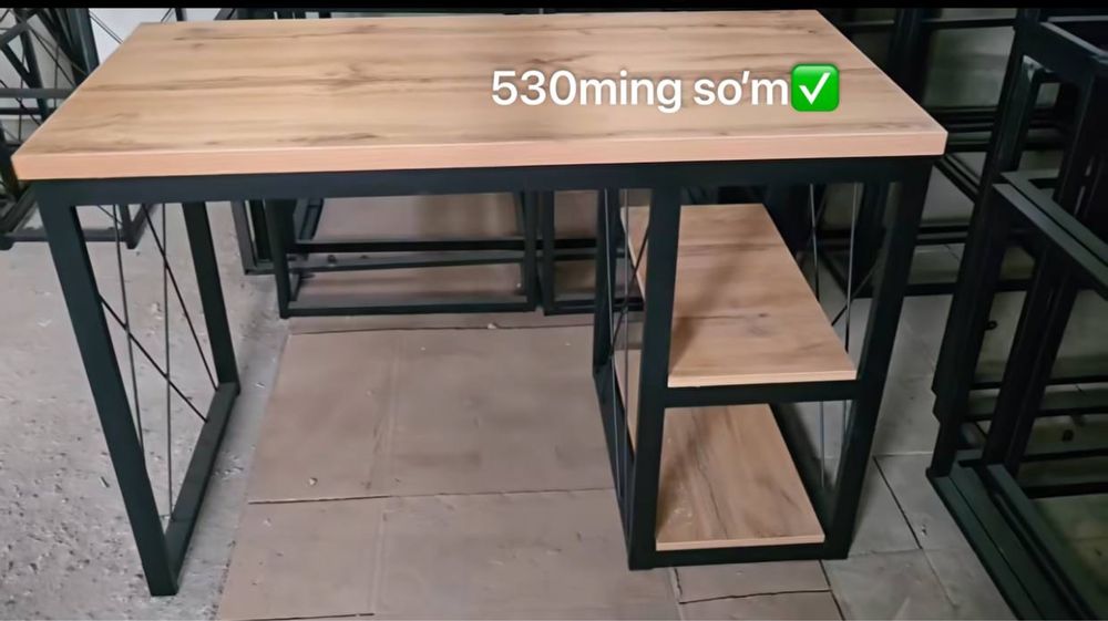 Stol stelaj har xil turdagi mebellar loft uslubida