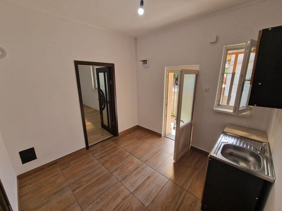Vand apartament la casa cu  1 camera in curte comuna pe str. cuza voda