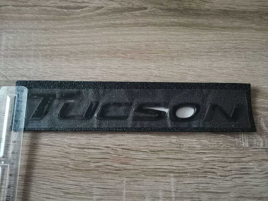 черен надпис Hyundai Tucson