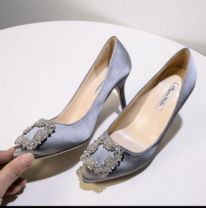 Вечерние туфли со стразой