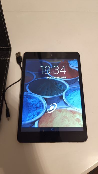 Pachet Tabletă 8 inch E-Boda Revo R80BT + Husă cu tastatură inclusă