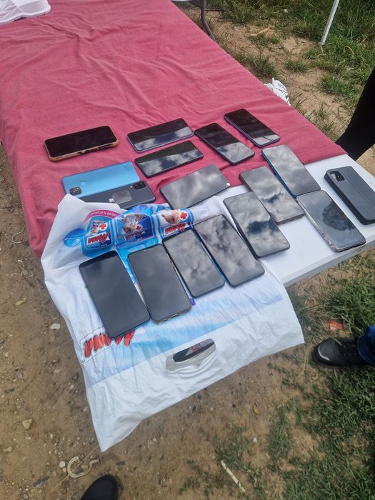 Vând telefoane la grămadă toate funcționale