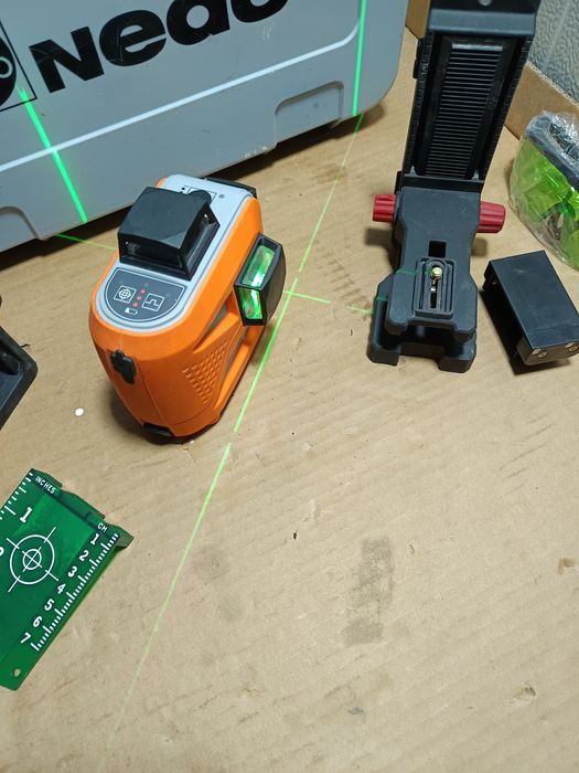 Laser profesional Nedo 360° cu lumina verde acumulator accesorii