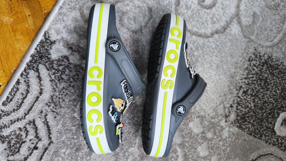 Slapi Crocs măr.37 cu accesorii