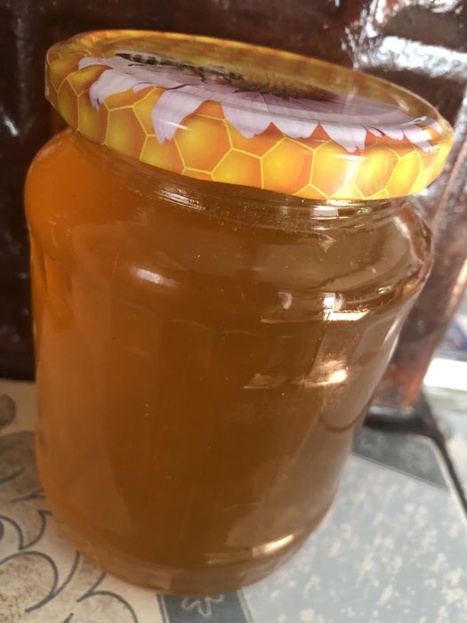 Vand 400 de kg de miere de floarea soarelui.