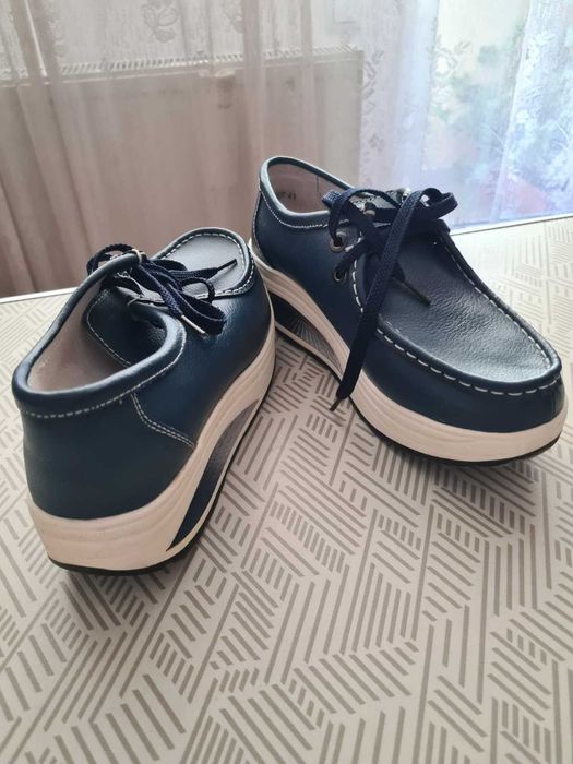 Vand 2 rochii 2 fuste 1 adidasi