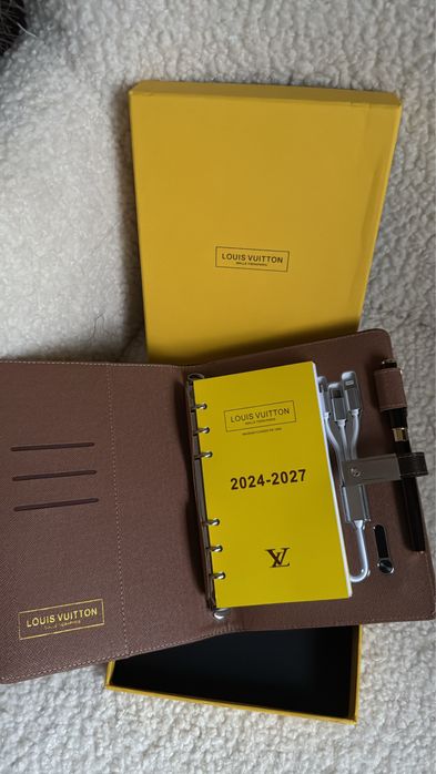 Louis vuitton тефтер със зарядно
