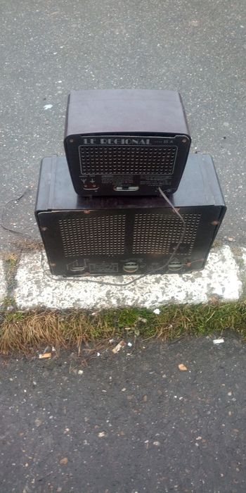 Aparate radio vechi pe lămpi pentru colecționari sau decor