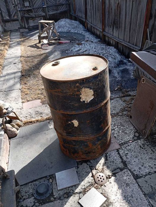 Металлический бак под бензин и др.