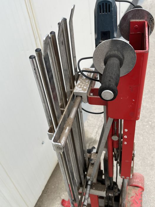 Mașină de montaj ergonomică pentru combinație tub-șurub