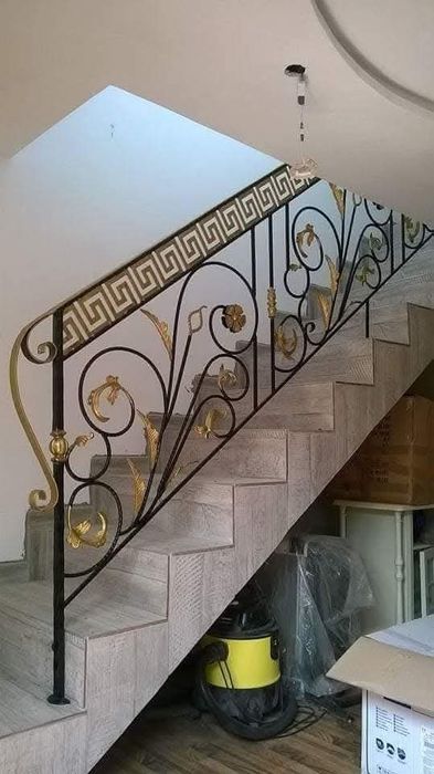 Porți, panouri de gard, balustrade din fier forjat.