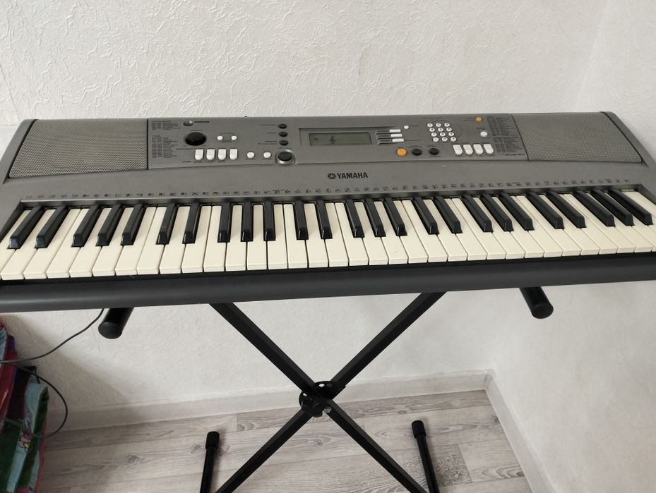 Продам синтезатор