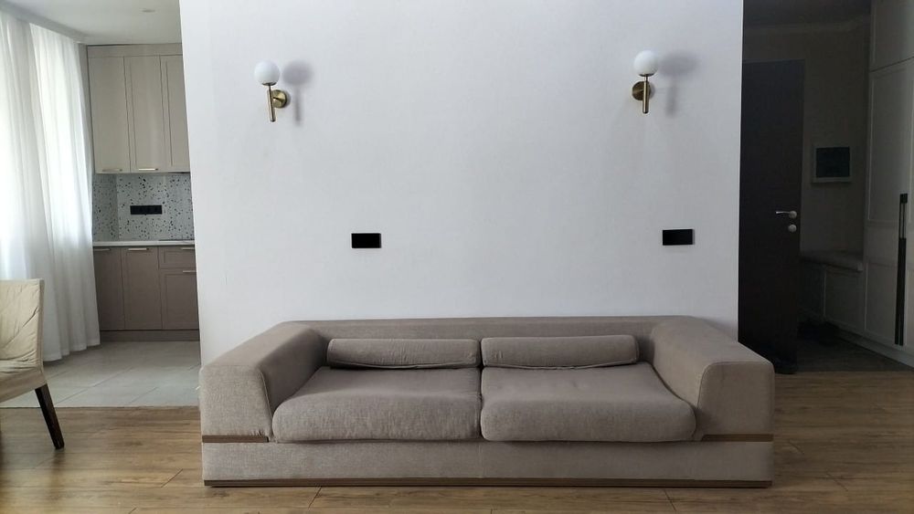 Продаются стол и стулья, диван Б/У