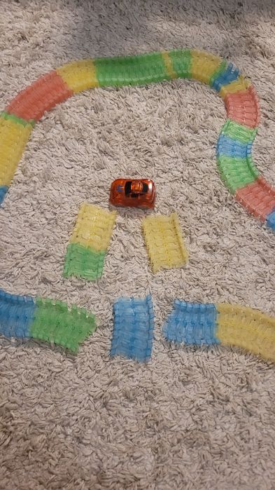 Pista flexibila cu masinuta luminoasa