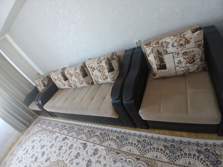 Продам диван с креслами.