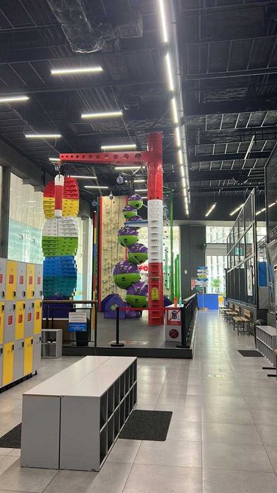 Скалодром бренда Clip n Climb