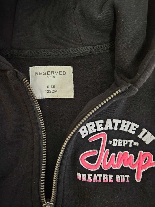 Продавам чисто НОВ оригинален детски суичър Reserved, черен с качулка