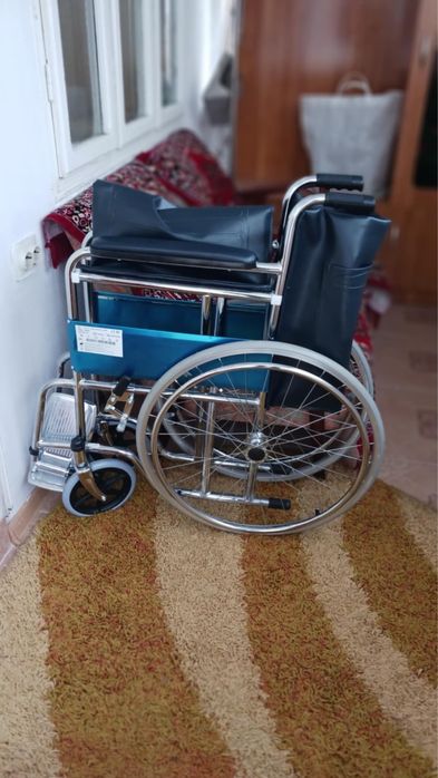 Vand scaun cu rotile nou