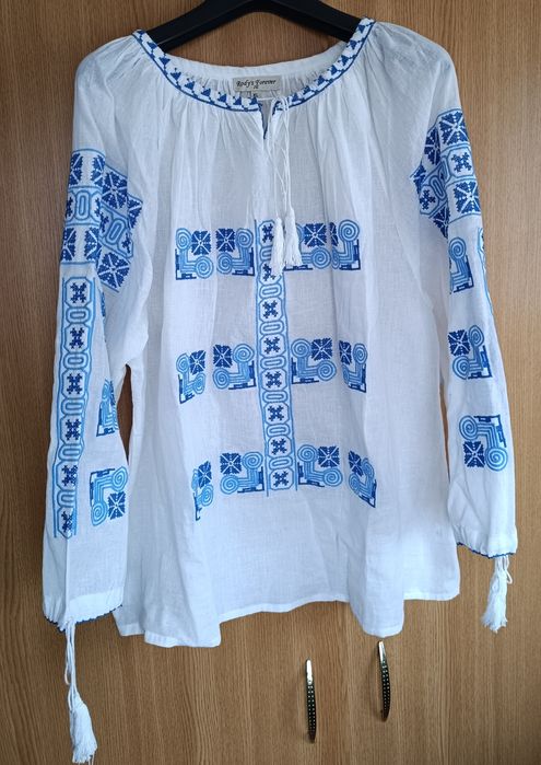 Ie dama tradiționala modernă