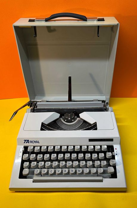 Нова Пишеща Машина Contessa De Luxe Обслужена  Qwerty Клавиатура