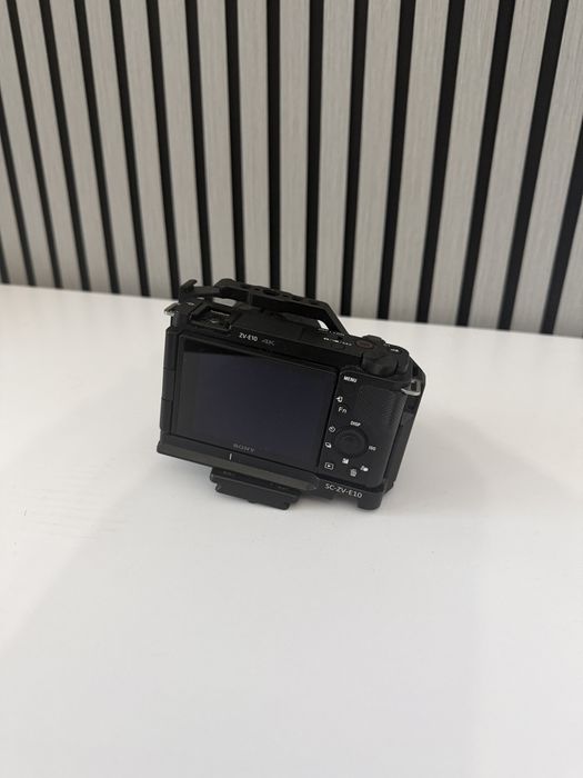 SONY ZV E10 + Obiectiv + Cage + 2 baterii