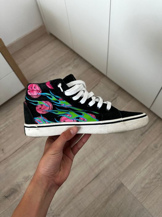 Vând bascheti moderni marca House cu smiley face