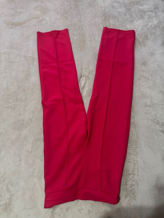 Официален панталон в розово, не е носен